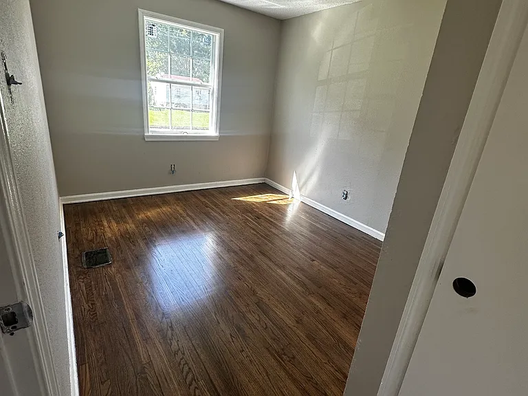 4214 Glenbrook St — Photo 10