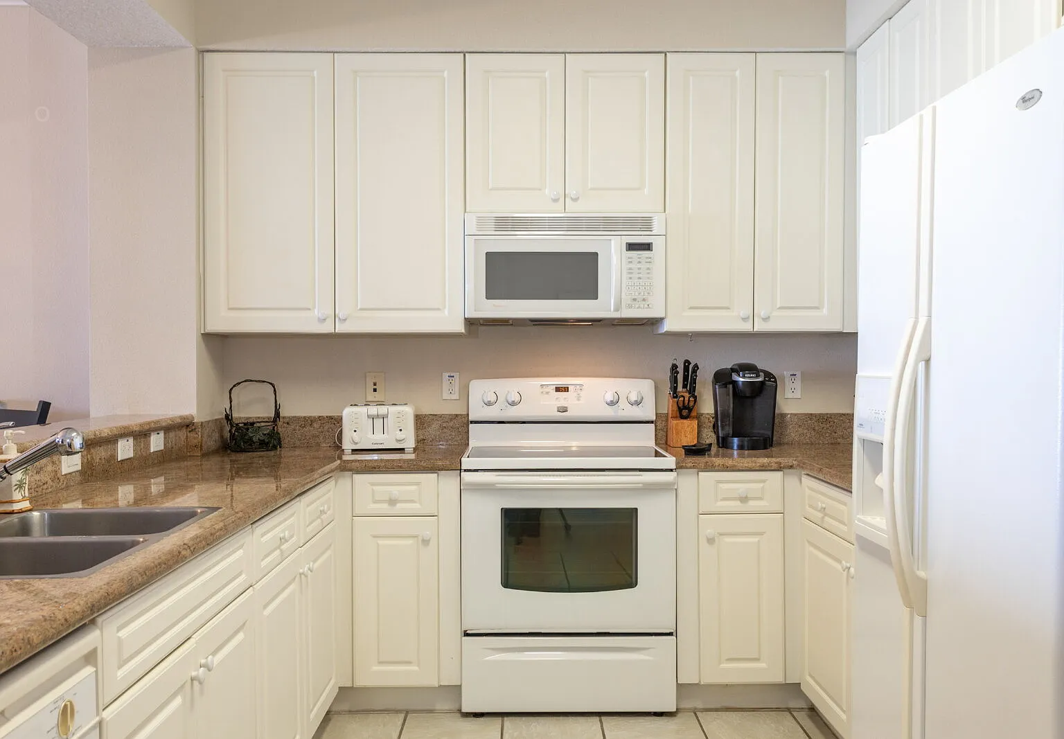 3 bed, 2.5 bath, 1640 sqft, $3,250 — Photo 3