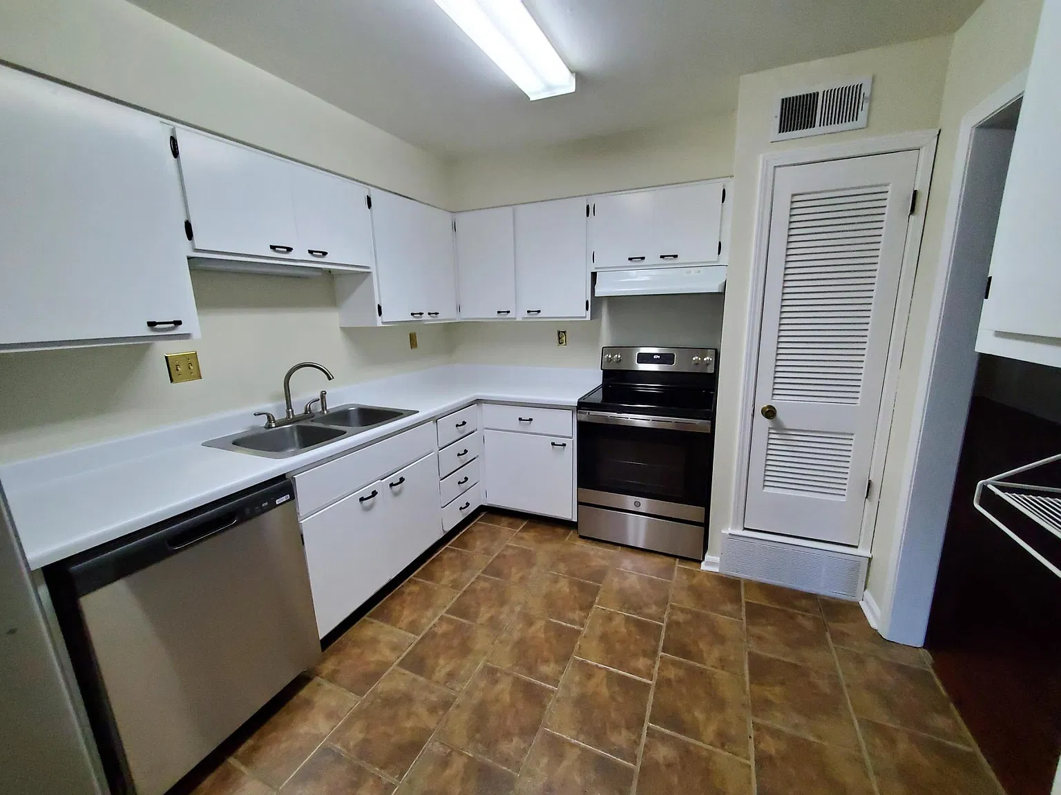 2 bed, 1600 sqft, $2,000 — Photo 3
