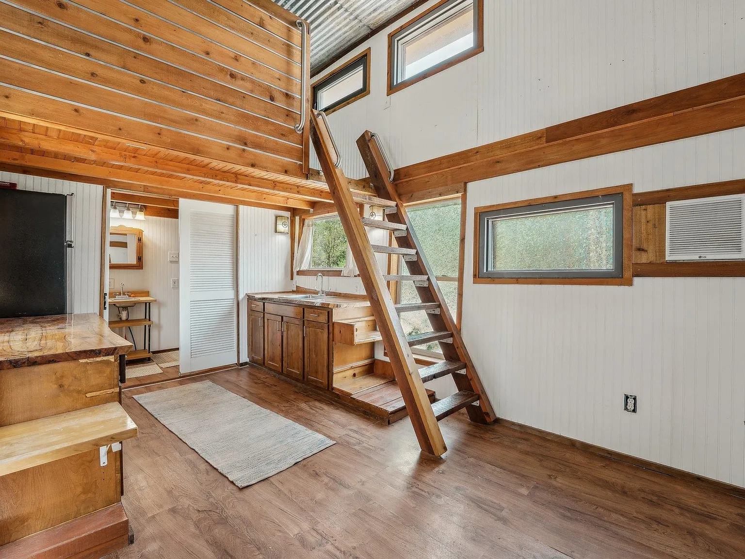 1 bed, 300 sqft, $1,300 — Photo 2
