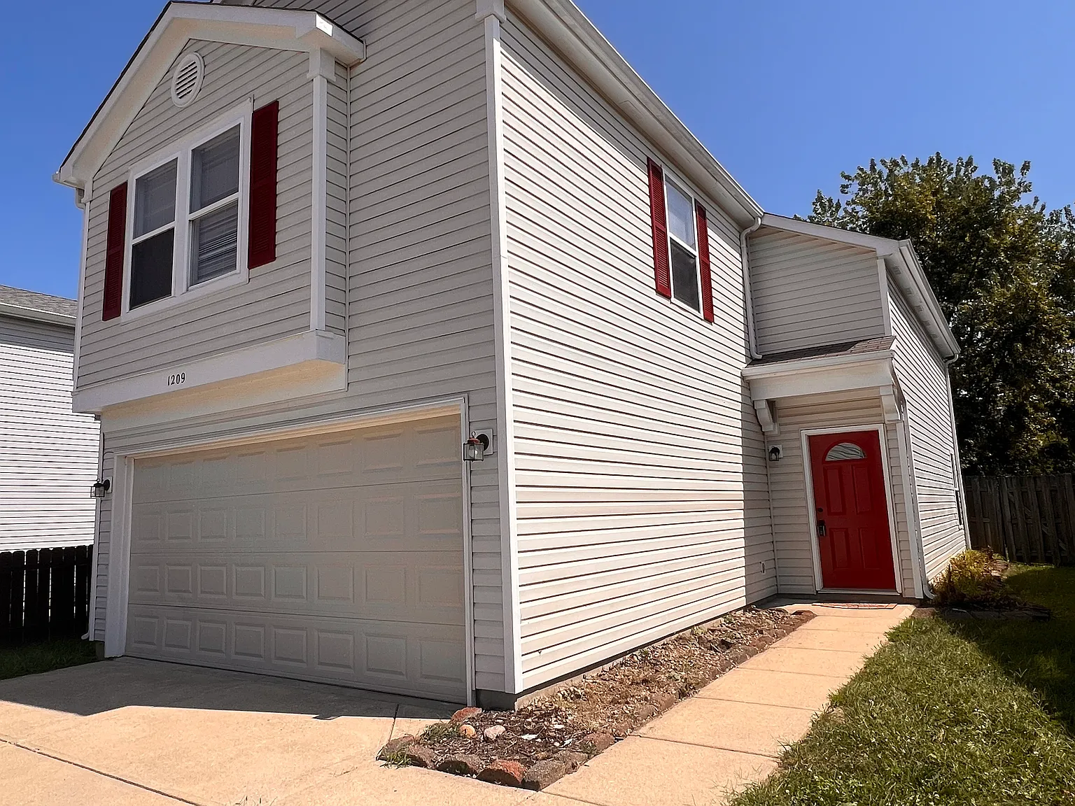 3 bed, 1304 sqft, $1,850 — Photo 2