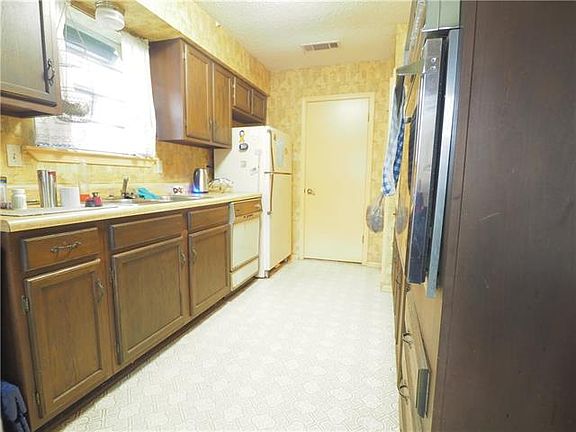 5th image of 268 Firethorn Dr