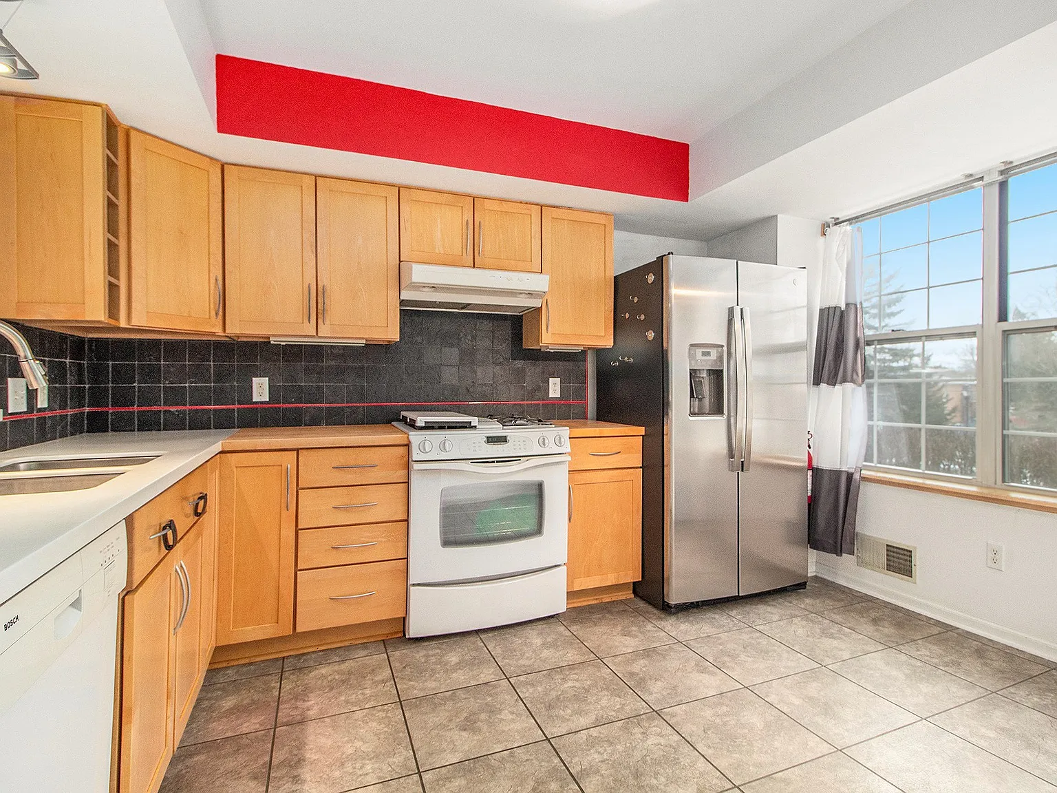 3 bed, 1160 sqft, $2,500 — Photo 2