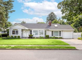 17 Narcissus Dr, Syosset, NY 11791