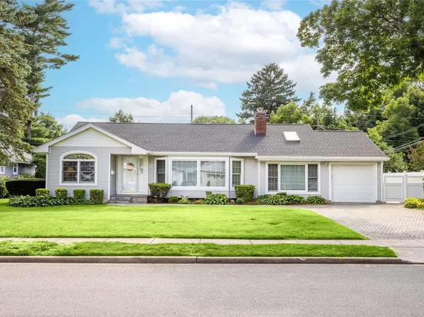 17 Narcissus Drive, Syosset, NY 11791