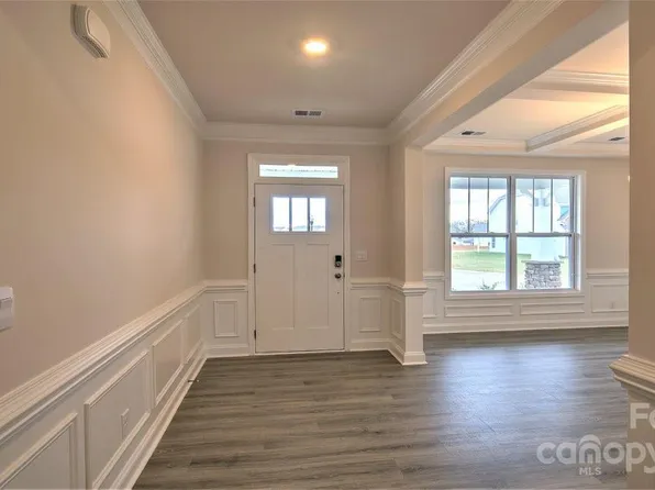 371 Fox Cove Rd, Hendersonville, NC 28792