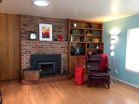 Built in bookcase& fireplace