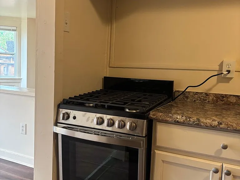 Recently renovated | Bay window | Walkable | Washer/Dryer combo in unit — Photo 1