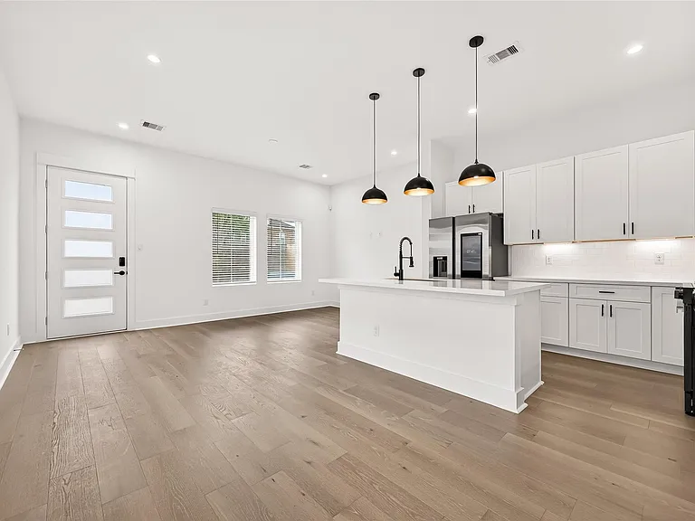 328 Neyland St — Photo 5