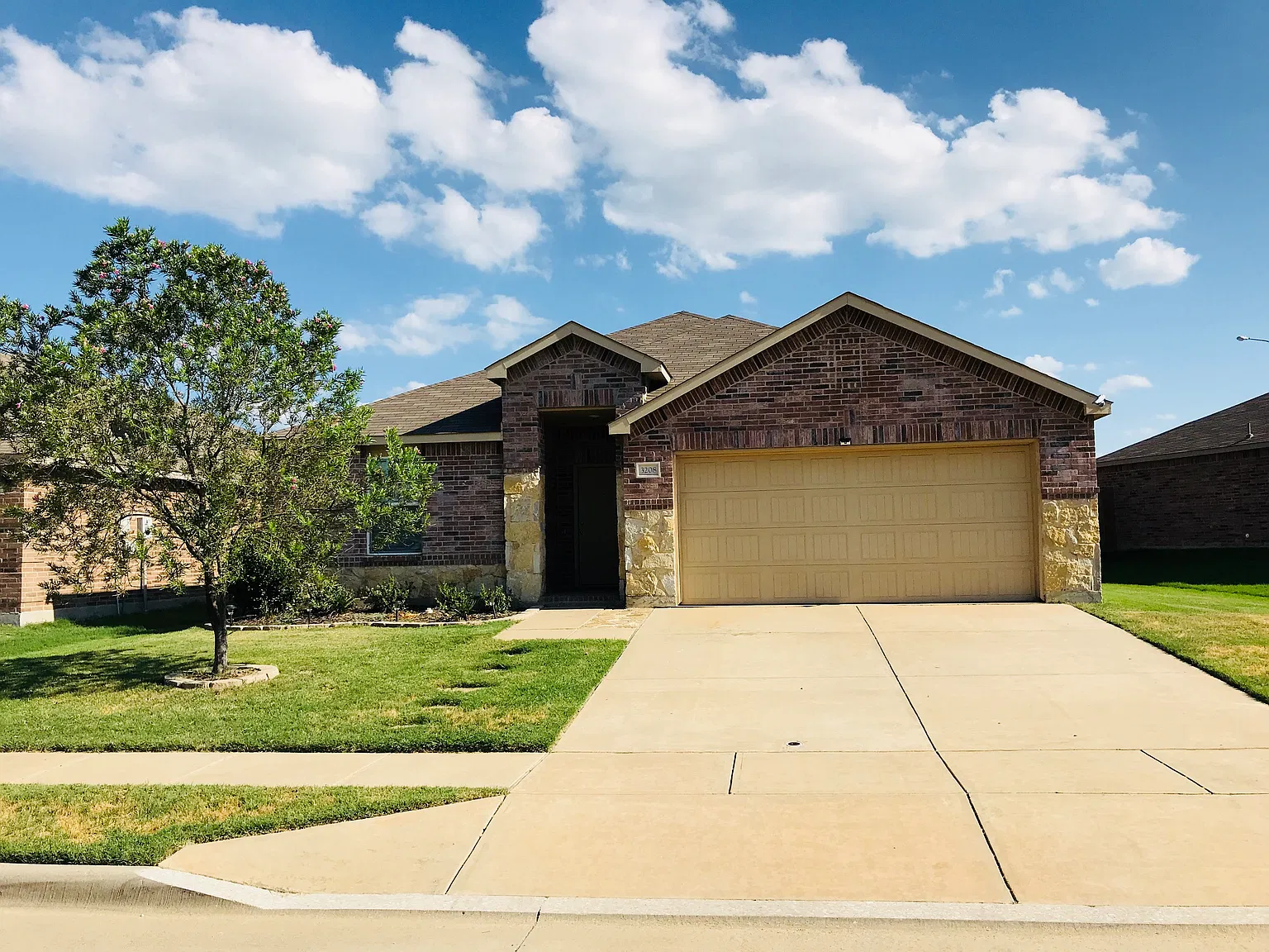 3 bed, 2152 sqft, $2,100 — Photo 1