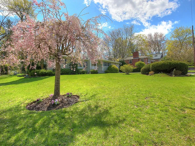 50 Woodmere Ln — Photo 3