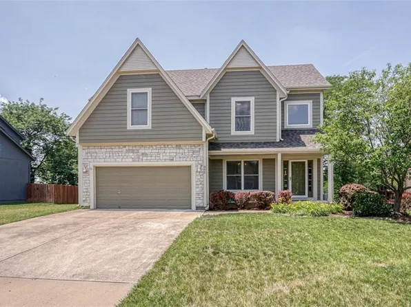 965 S Clearwater Creek Dr, Olathe, KS 66061