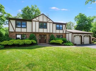 5 Essex Ct, Nanuet, NY 10954