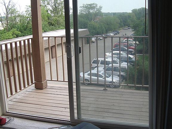 Balcony w/garage in back