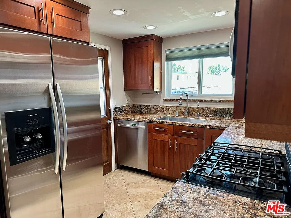 2 bed, 2.0 bath, 1034 sqft, $3,500 — Photo 3
