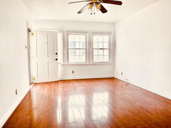 3rd image of 10416 Oxnard St