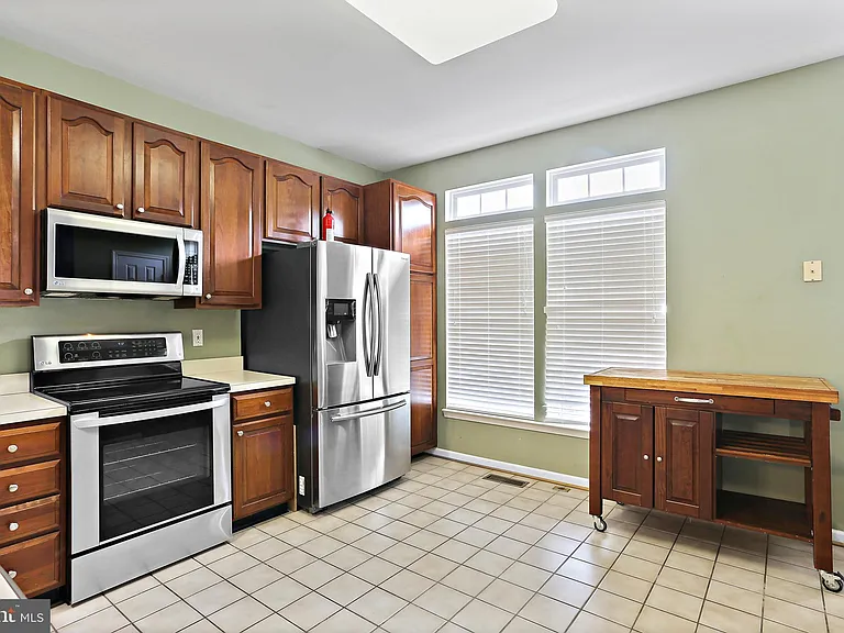 570 Eisenhower Dr — Photo 3