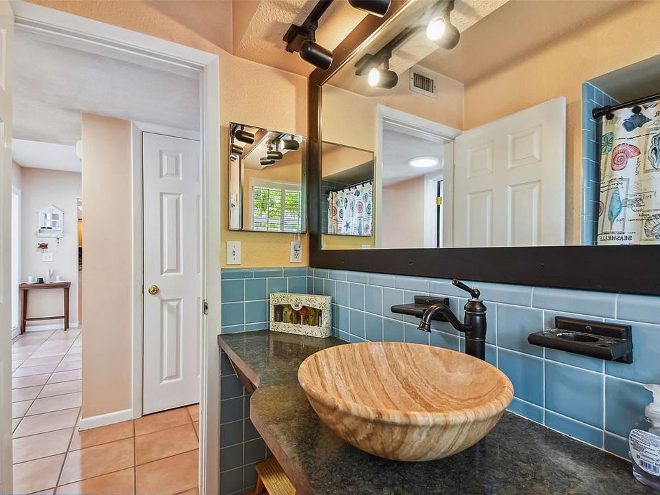 1st image of 1785R Windsor Pl