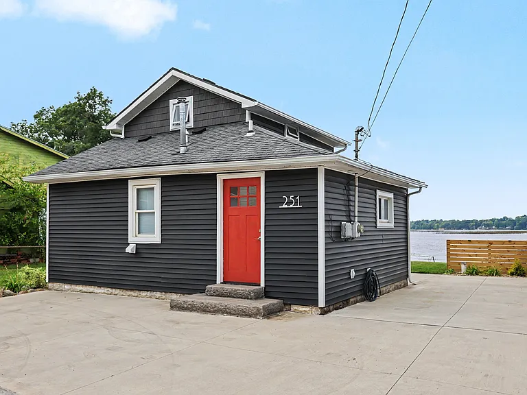 251 Edgewood Dr — Photo 2