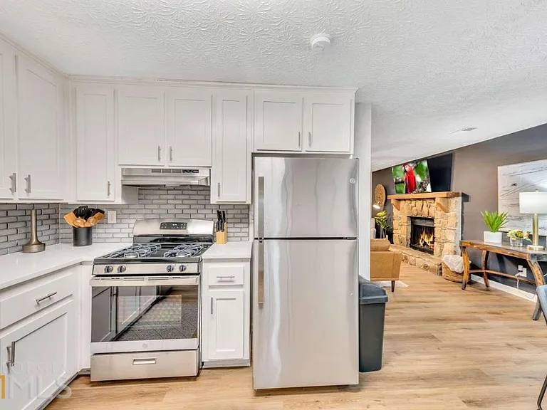 210 Booth Rd SW #A — Photo 11