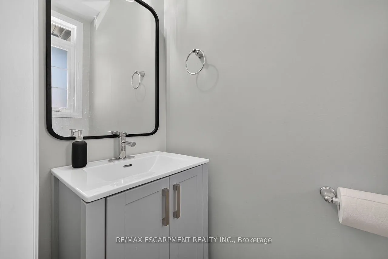 3 bed, $2,699 — Photo 4