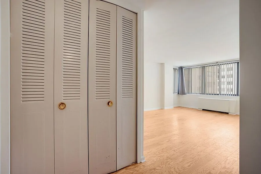 Fabulous Studio In Foggy Bottom Parking And All Utilities Included — Photo 3