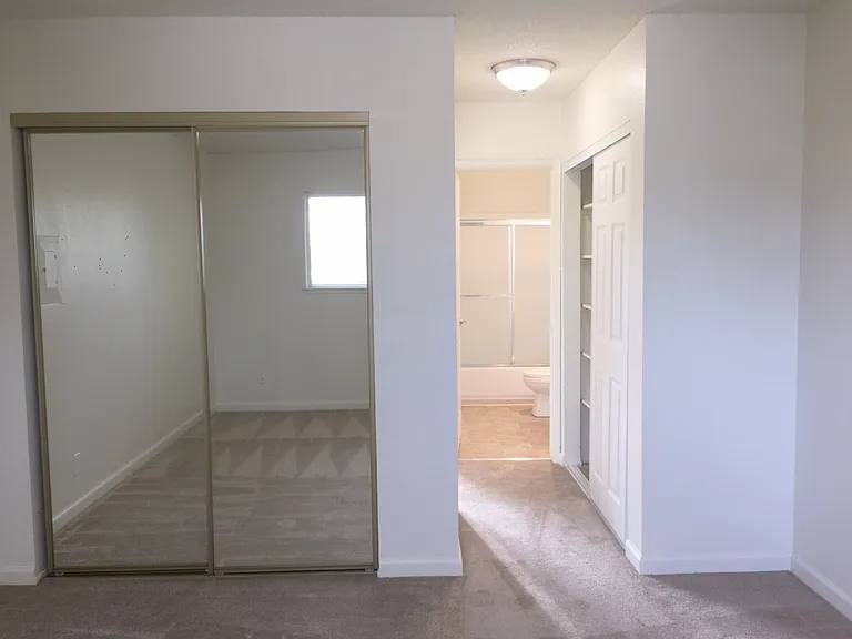 Colonial House Apartments — Photo 16
