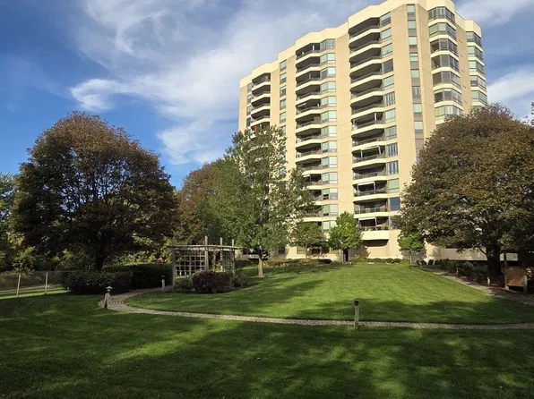 700 Wilson Rd N #305, Oshawa, ON L1G 7T5
