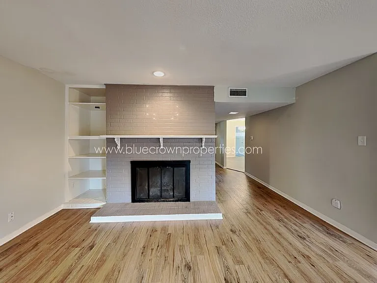 2414 S Graham Dr — Photo 2