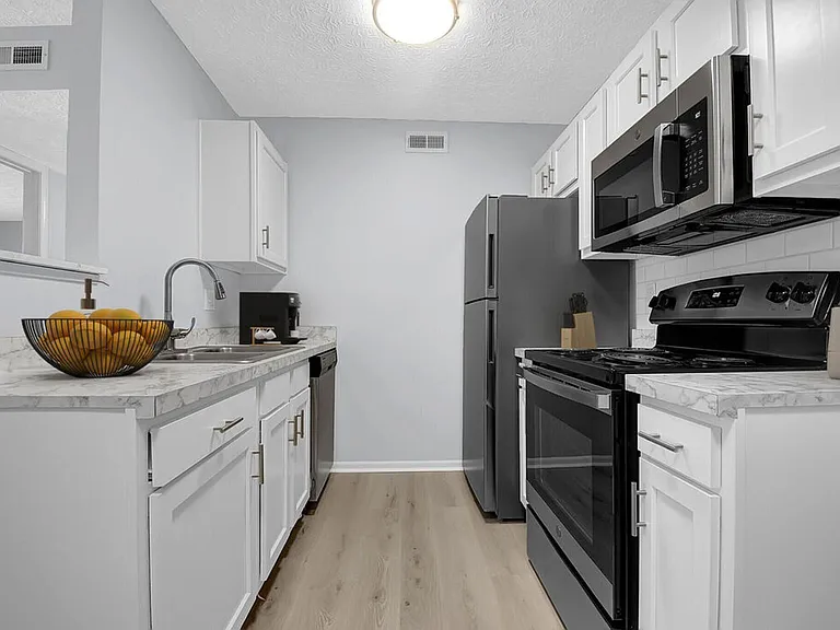 Fountain Place Apartments — Photo 14