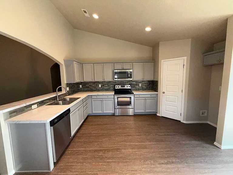 4672 N Alester Ave — Photo 4