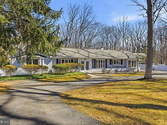 2nd image of 14917 Claude Ln