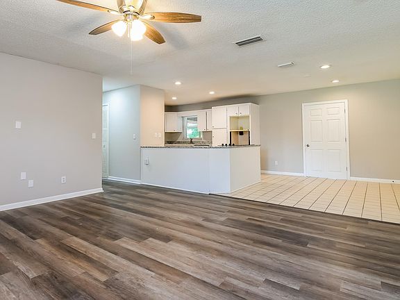 2nd image of 1096 Vincent Dr