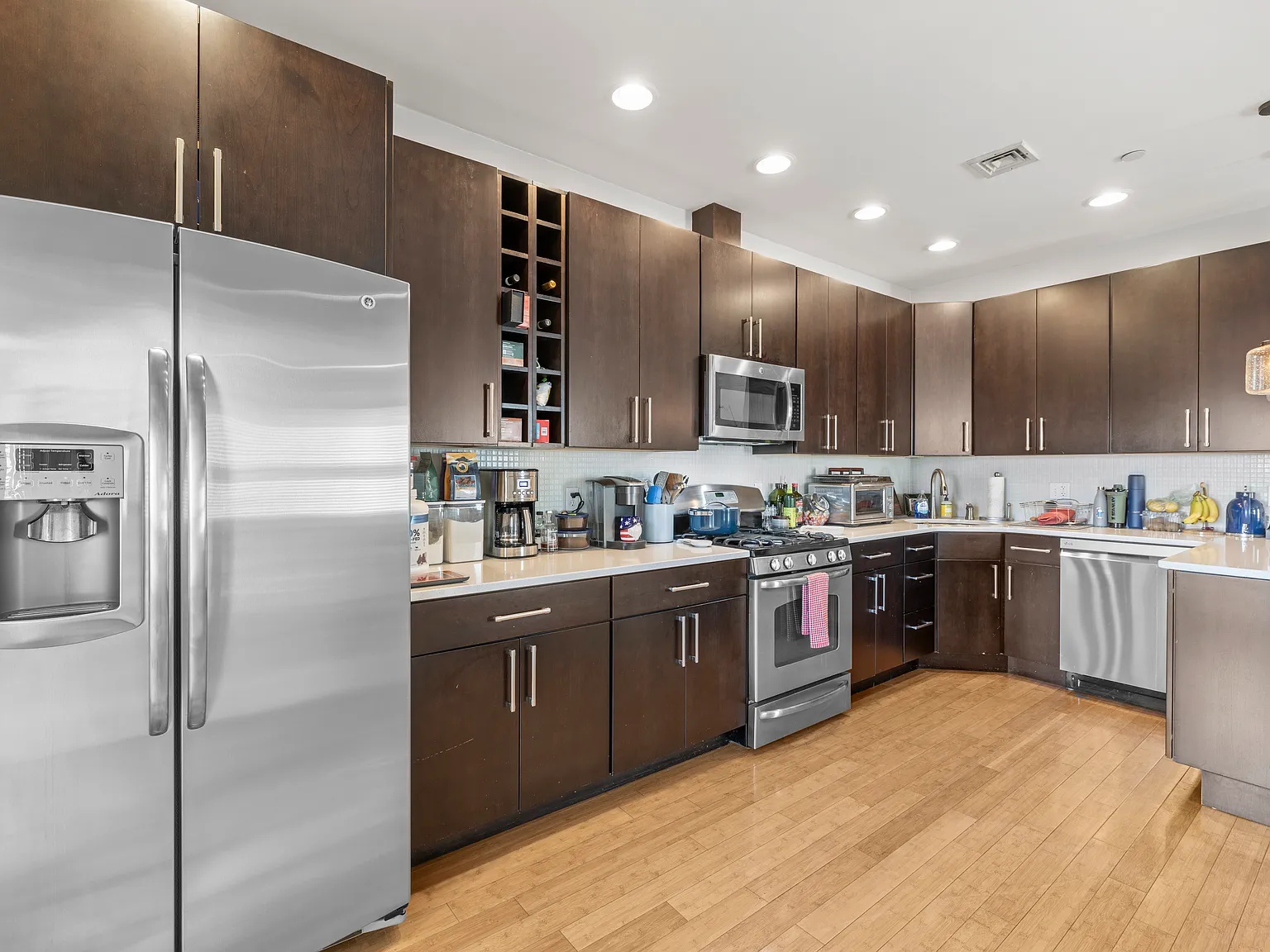 2 bed, 921 sqft, $3,900 — Photo 2