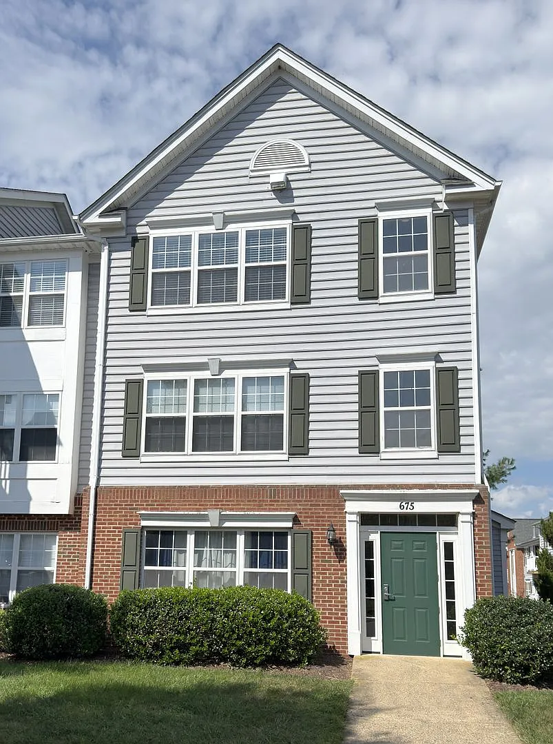Light Filled 2 Bed 2 Bath Condo in Leesburg For Rent! — Photo 1