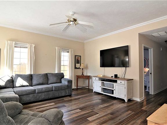 2nd image of 404 Huntwood Ln