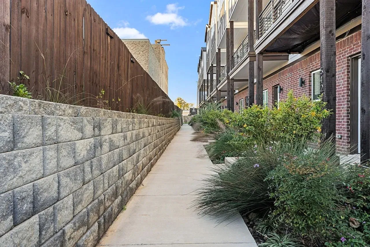 Spacious 3BD/3.5BA Townhome Downtown Private En-Suites & Low-Maintenance Living — Photo 3