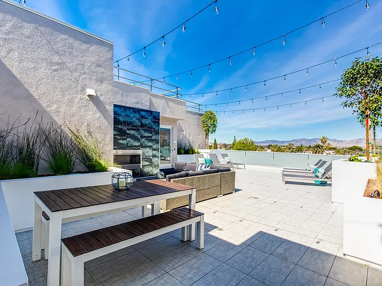 NOHO 55 Luxury Living — Photo 28