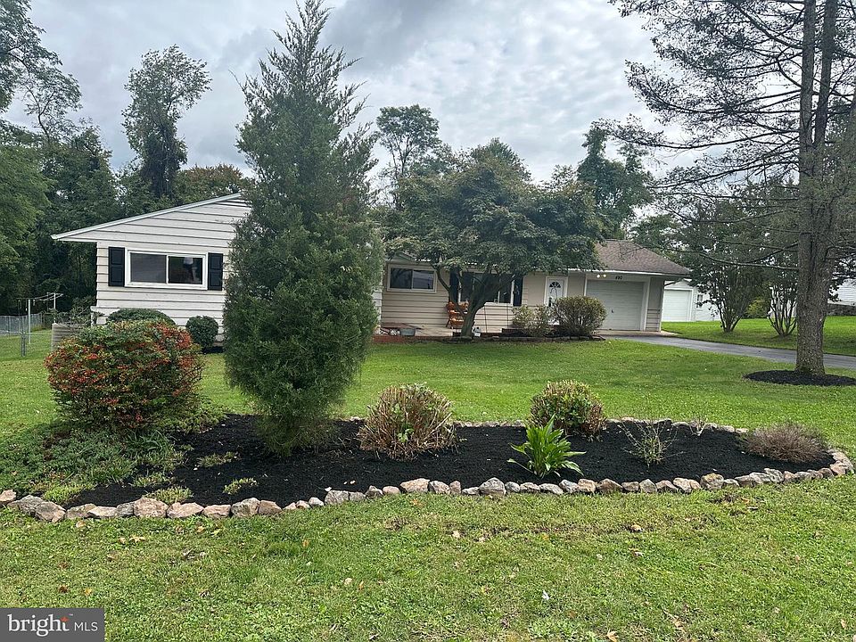 1st image of 490 Pine Ridge Cir