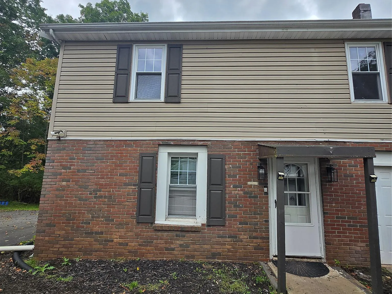 3 bed, 1.0 bath, 1128 sqft, $2,600 — Photo 1