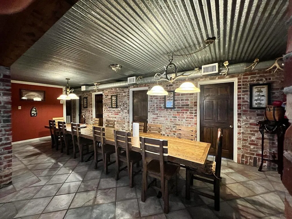 6 bed, 3312 sqft, $1,600 — Photo 3
