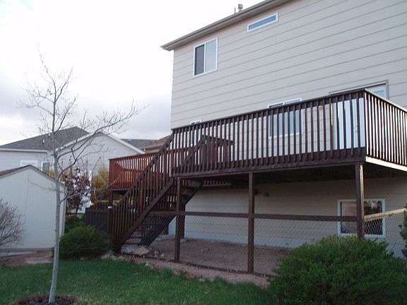 Deck w/ Dog Run (Rap Around House)