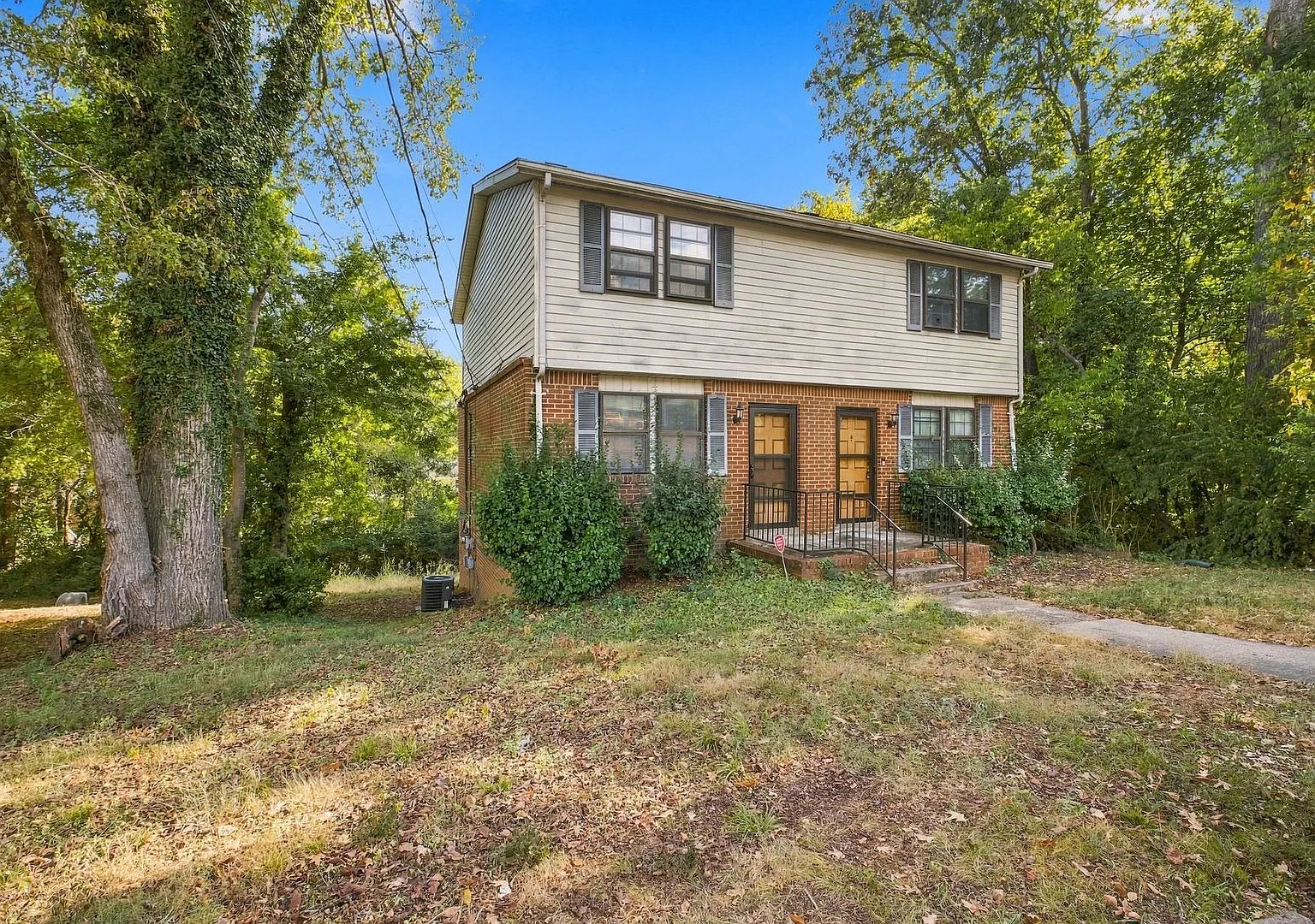 Awesome 2-bedroom, 1.5-bathroom duplex in charming Donelson! — Photo 2