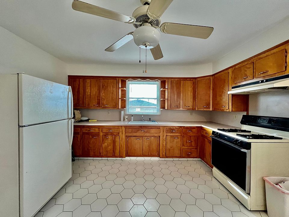 1st image of 136 Lincoln Ave E #2