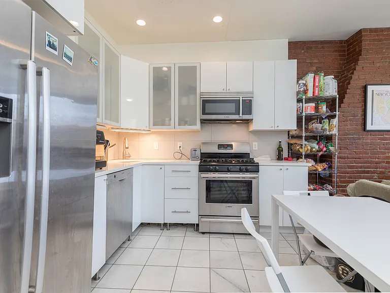 1662 Washington St #4 — Photo 4