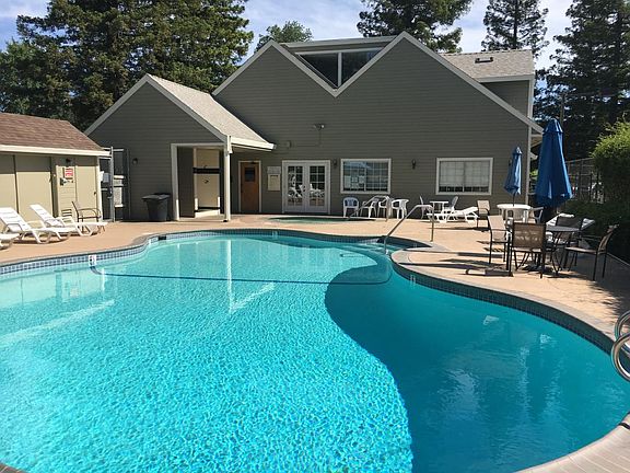 2nd image of 232 Live Oak Cir