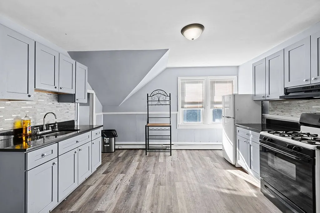 2 bed, 850 sqft, $1,600 — Photo 2