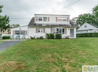 10 Beech Ct, Parlin, NJ 08859