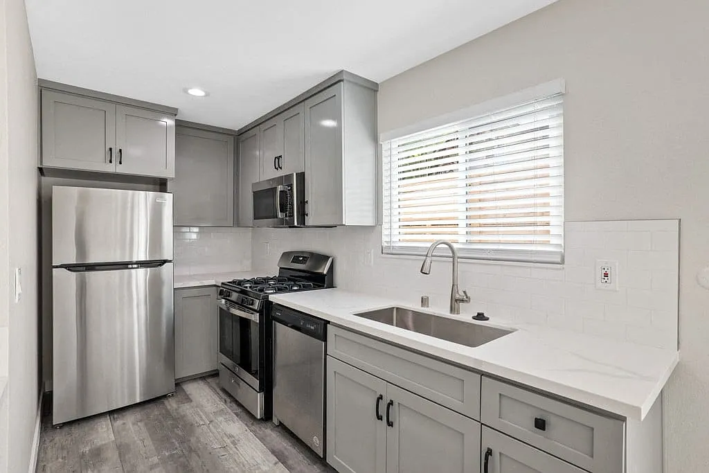 Hamilton Courtyard Apartments — Photo 2