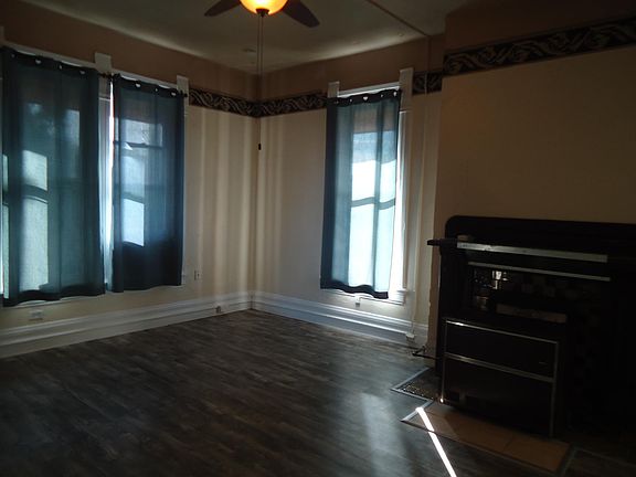 5th image of 812 N Van Buren St